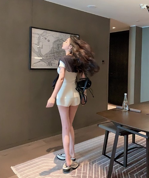 semuse(セミューズ)の「バイカラー肩掛けニット付スクエアネック半袖トップス&ショートパンツ セットアップ(ニット/セーター・レディース・ネイビー/ホワイト・FREE)」の22枚目の写真