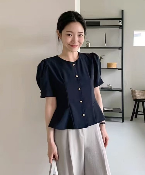 leune(ルネ)の「ゴールドボタンペプラムブラウス/タックスリーブ半袖ジャケット(シャツ/ブラウス・レディース・ブラック/アイボリー・FREE)」の9枚目の写真