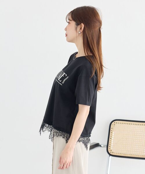 earth music&ecology(アースミュージックアンドエコロジー)の「裾レースロゴプリントTシャツ(Tシャツ/カットソー・レディース・ホワイト×ブラック/オフホワイト/ブラック・FREE)」の5枚目の写真