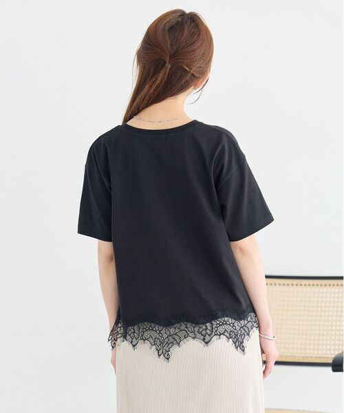 earth music&ecology(アースミュージックアンドエコロジー)の「裾レースロゴプリントTシャツ(Tシャツ/カットソー・レディース・ホワイト×ブラック/オフホワイト/ブラック・FREE)」の6枚目の写真
