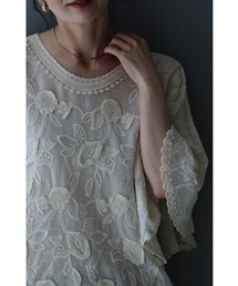 ふんわりフレア袖花刺繍ブラウストップス
