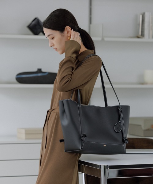 E'POR(エポール)の「【E'POR】KNOT BAG Large/A4対応・通勤・撥水・軽量・26AW新型(トートバッグ・レディース・ブラック/ダークブラウン・FREE)」の4枚目の写真