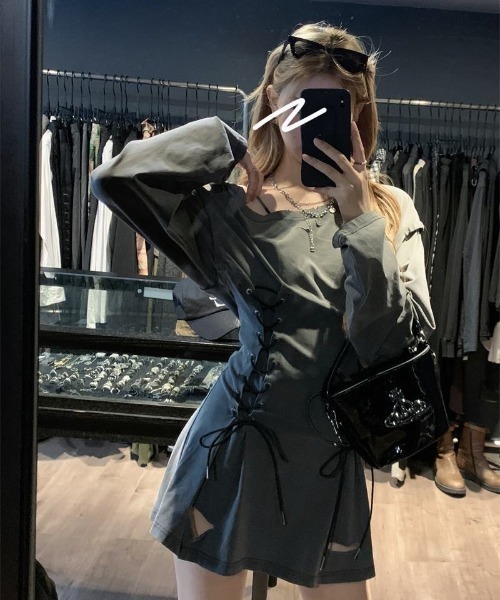 ViViDAY(ビビデー)の「サイド&バック紐絞り ワンショルダーダメージ長袖ショートワンピース(ワンピース・レディース・グレー・M)」の5枚目の写真