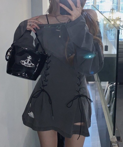ViViDAY(ビビデー)の「サイド&バック紐絞り ワンショルダーダメージ長袖ショートワンピース(ワンピース・レディース・グレー・M)」の6枚目の写真