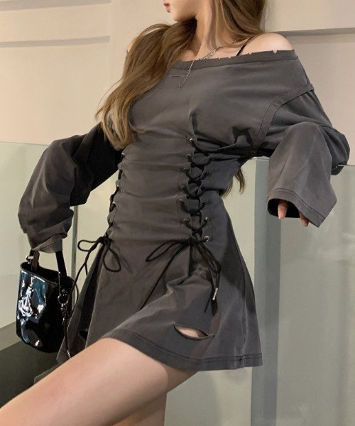 ViViDAY(ビビデー)の「サイド&バック紐絞り ワンショルダーダメージ長袖ショートワンピース(ワンピース・レディース・グレー・M)」の7枚目の写真