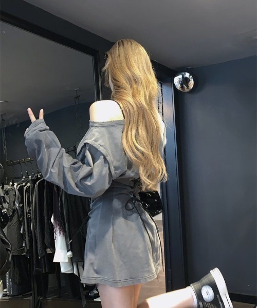 ViViDAY(ビビデー)の「サイド&バック紐絞り ワンショルダーダメージ長袖ショートワンピース(ワンピース・レディース・グレー・M)」の8枚目の写真