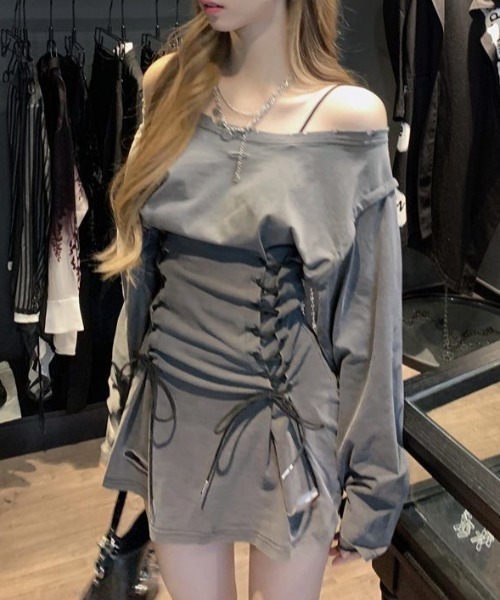 ViViDAY(ビビデー)の「サイド&バック紐絞り ワンショルダーダメージ長袖ショートワンピース(ワンピース・レディース・グレー・M)」の9枚目の写真