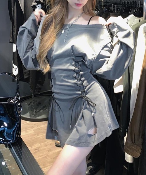 ViViDAY(ビビデー)の「サイド&バック紐絞り ワンショルダーダメージ長袖ショートワンピース(ワンピース・レディース・グレー・M)」の11枚目の写真