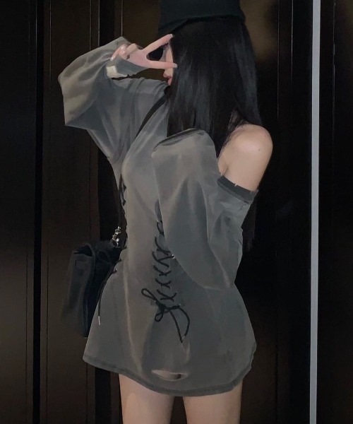 ViViDAY(ビビデー)の「サイド&バック紐絞り ワンショルダーダメージ長袖ショートワンピース(ワンピース・レディース・グレー・M)」の19枚目の写真