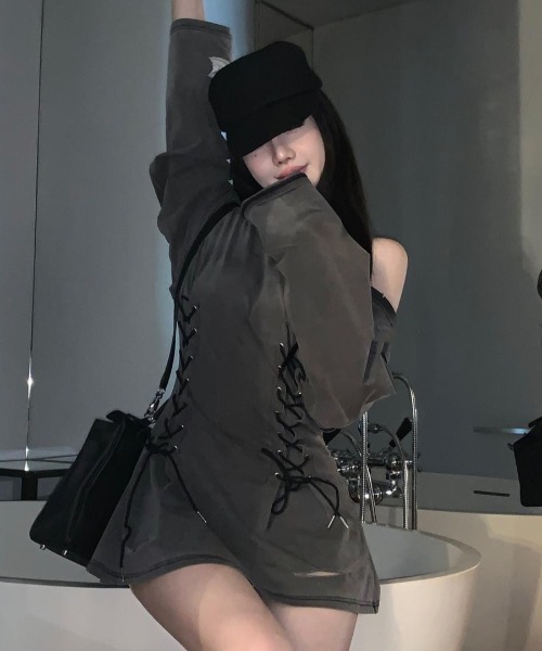 ViViDAY(ビビデー)の「サイド&バック紐絞り ワンショルダーダメージ長袖ショートワンピース(ワンピース・レディース・グレー・M)」の2枚目の写真