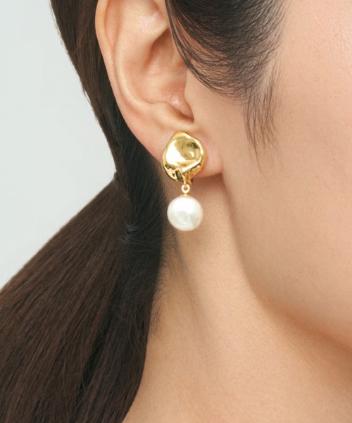 UNITED JEWELS-ef-（ユナイテッドジュエルズイフ）の「Metal & coin pearl earing（イヤリング・レディース・シルバー/イエローゴールド・FREE）」の3枚目の写真