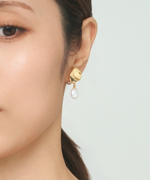 UNITED JEWELS-ef-（ユナイテッドジュエルズイフ）の「Metal & coin pearl earing（イヤリング・レディース・シルバー/イエローゴールド・FREE）」の4枚目の写真