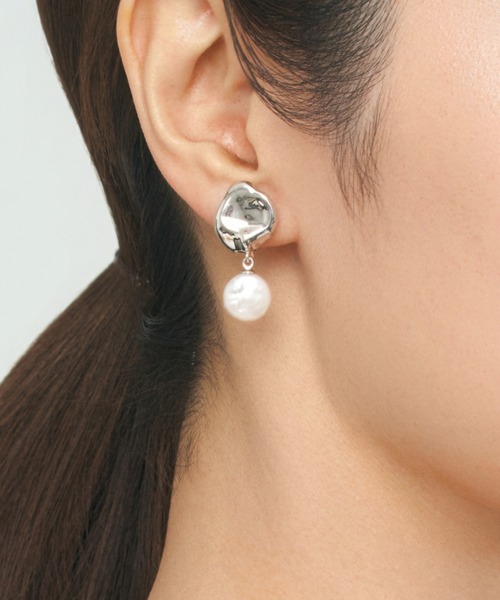 UNITED JEWELS-ef-（ユナイテッドジュエルズイフ）の「Metal & coin pearl earing（イヤリング・レディース・シルバー/イエローゴールド・FREE）」の5枚目の写真