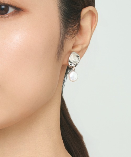 UNITED JEWELS-ef-（ユナイテッドジュエルズイフ）の「Metal & coin pearl earing（イヤリング・レディース・シルバー/イエローゴールド・FREE）」の6枚目の写真