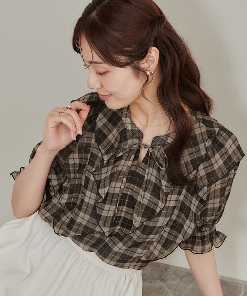 couture brooch（クチュールブローチ）の「【楊柳シフォンで涼しく】フリルチェックブラウス（シャツ/ブラウス・レディース・ベージュ系/ブラウン系1/ネイビー系・38/40/36/42）」の11枚目の写真