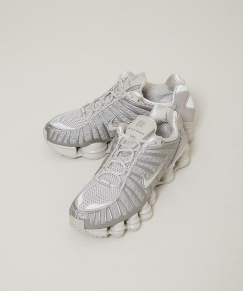 NIKE(ナイキ)の「NIKE/ナイキ ウィメンズ ショックス TL(スニーカー・レディース・ベージュ/ブラック・24/25/23)」の2枚目の写真