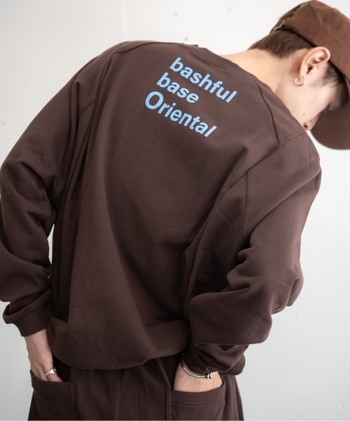 bashful base Oriental(バッシュフルベースオリエンタル)の「【bbO】バックロゴボリュームスウェットプルオーバー(スウェット・メンズ・ブラウン/グレー/ブラック・LARGE/MEDIUM/SMALL)」の1枚目の写真