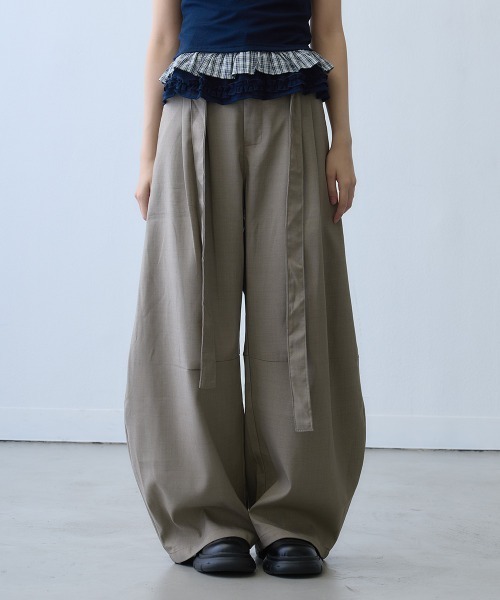 Clum（クルム）の「ribbon detail volume wide pants / リボンディテールボリュームワイドパンツ（スラックス・レディース・ベージュ・LARGE/X-LARGE/MEDIUM）」の17枚目の写真