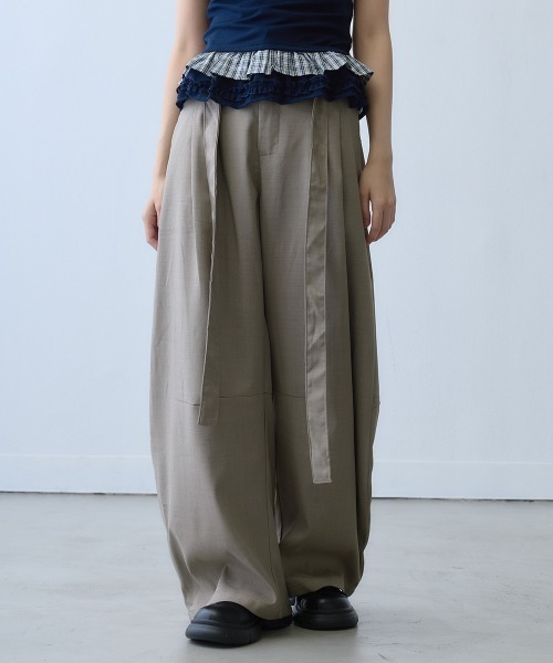 Clum（クルム）の「ribbon detail volume wide pants / リボンディテールボリュームワイドパンツ（スラックス・レディース・ベージュ・LARGE/X-LARGE/MEDIUM）」の9枚目の写真
