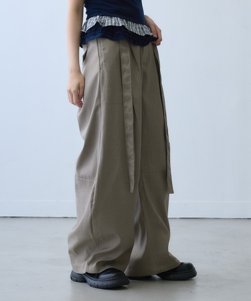 Clum（クルム）の「ribbon detail volume wide pants / リボンディテールボリュームワイドパンツ（スラックス・レディース・ベージュ・LARGE/X-LARGE/MEDIUM）」の8枚目の写真