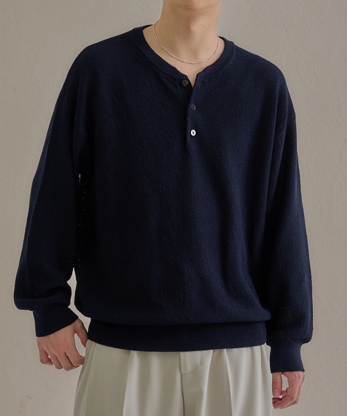 epnok(エプノック)の「DRYMIXヘンリーネックルーズニット(ニット/セーター・メンズ・チャコールグレー/アッシュグレー/ブラック/ネイビー・SMALL/MEDIUM/LARGE)」の4枚目の写真