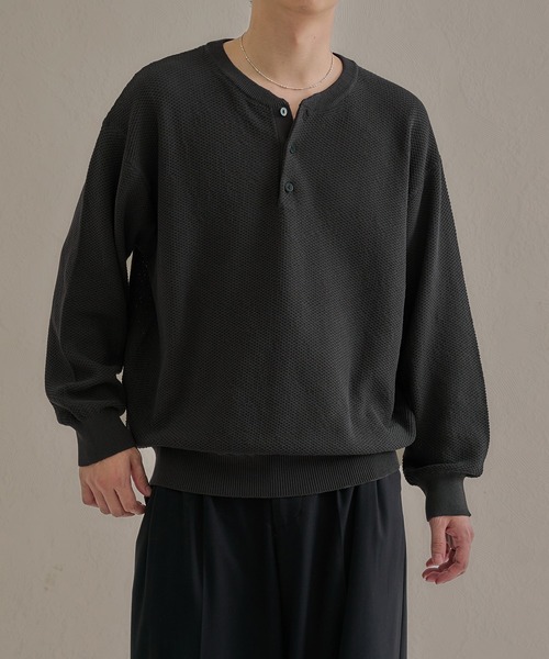 epnok(エプノック)の「DRYMIXヘンリーネックルーズニット(ニット/セーター・メンズ・チャコールグレー/アッシュグレー/ブラック/ネイビー・SMALL/MEDIUM/LARGE)」の2枚目の写真
