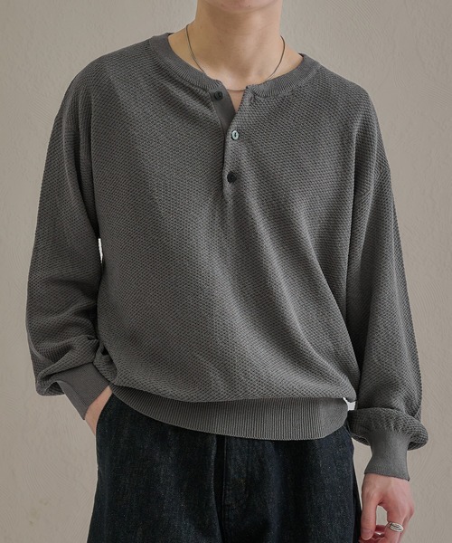 epnok(エプノック)の「DRYMIXヘンリーネックルーズニット(ニット/セーター・メンズ・チャコールグレー/アッシュグレー/ブラック/ネイビー・SMALL/MEDIUM/LARGE)」の3枚目の写真