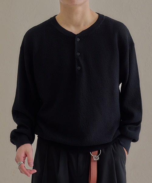 epnok(エプノック)の「DRYMIXヘンリーネックルーズニット(ニット/セーター・メンズ・チャコールグレー/アッシュグレー/ブラック/ネイビー・SMALL/MEDIUM/LARGE)」の1枚目の写真