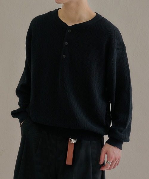 epnok(エプノック)の「DRYMIXヘンリーネックルーズニット(ニット/セーター・メンズ・チャコールグレー/アッシュグレー/ブラック/ネイビー・SMALL/MEDIUM/LARGE)」の5枚目の写真