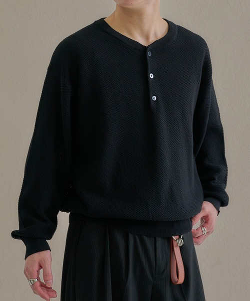 epnok(エプノック)の「DRYMIXヘンリーネックルーズニット(ニット/セーター・メンズ・チャコールグレー/アッシュグレー/ブラック/ネイビー・SMALL/MEDIUM/LARGE)」の7枚目の写真