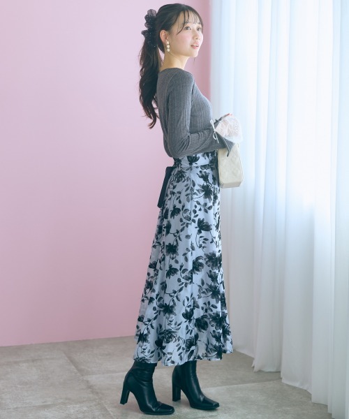 marun（マルン）の「＜大きいサイズ＞フラワーフロッキープリントマーメイドフレアスカート marun（スカート・レディース・グレー/ピンク・4L/3L/LL/L/5L）」の6枚目の写真