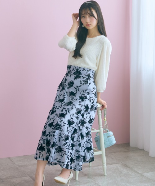marun（マルン）の「＜大きいサイズ＞フラワーフロッキープリントマーメイドフレアスカート marun（スカート・レディース・グレー/ピンク・4L/3L/LL/L/5L）」の4枚目の写真