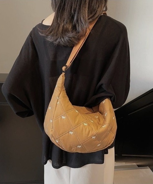 Beststore(ベストストア)の「リボン刺繍キルティングショルダーバッグ(全5色)(ショルダーバッグ・レディース・アイボリー/ボルドー/キャメル/ピンク/ブラック・FREE)」の4枚目の写真