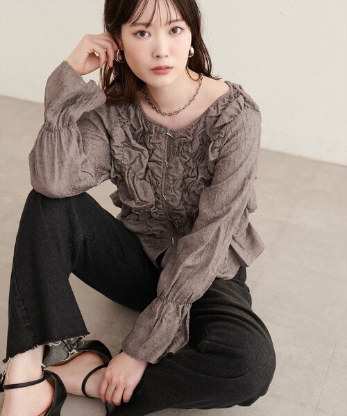 natural couture（ナチュラルクチュール）の「バー釦くしゅくしゅシャーリングブラウス（シャツ/ブラウス・レディース・グレイッシュベージュ/ブラック/アイボリー/ブラウン・FREE）」の4枚目の写真