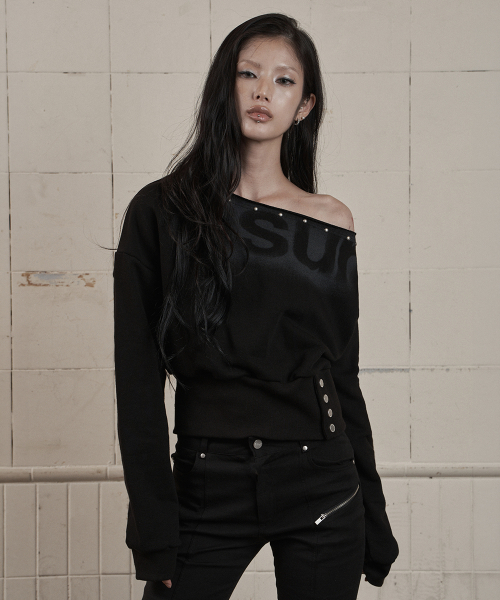 as you are(アズユーアー)の「ワンショルダーボタンリブスウェットシャツVLACK(スウェット・レディース・その他・OS)」の2枚目の写真