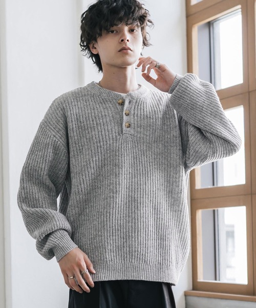 Rocky Monroe(ロッキーモンロー)の「新色追加 オーバーサイズ畦編みヘンリーネック長袖ニットセーター(ニット/セーター・メンズ・ブラック/ベージュ/ネイビー/グレー/レッド/オフホワイト/ブラウン/ピンク/ブルーグリーン/ワイン/チャコール/ホワイト系/ブラック系/グレー系/ブルー/モスグリーン/マスタード・L/XL/M)」の3枚目の写真