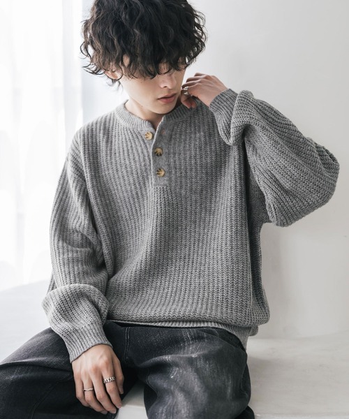 Rocky Monroe(ロッキーモンロー)の「新色追加 オーバーサイズ畦編みヘンリーネック長袖ニットセーター(ニット/セーター・メンズ・ブラック/ベージュ/ネイビー/グレー/レッド/オフホワイト/ブラウン/ピンク/ブルーグリーン/ワイン/チャコール/ホワイト系/ブラック系/グレー系/ブルー/モスグリーン/マスタード・L/XL/M)」の7枚目の写真