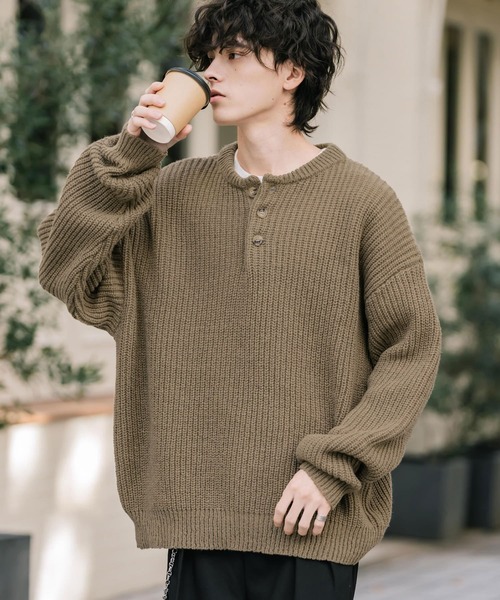 Rocky Monroe(ロッキーモンロー)の「新色追加 オーバーサイズ畦編みヘンリーネック長袖ニットセーター(ニット/セーター・メンズ・ブラック/ベージュ/ネイビー/グレー/レッド/オフホワイト/ブラウン/ピンク/ブルーグリーン/ワイン/チャコール/ホワイト系/ブラック系/グレー系/ブルー/モスグリーン/マスタード・L/XL/M)」の9枚目の写真