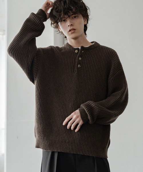 Rocky Monroe(ロッキーモンロー)の「新色追加 オーバーサイズ畦編みヘンリーネック長袖ニットセーター(ニット/セーター・メンズ・ブラック/ベージュ/ネイビー/グレー/レッド/オフホワイト/ブラウン/ピンク/ブルーグリーン/ワイン/チャコール/ホワイト系/ブラック系/グレー系/ブルー/モスグリーン/マスタード・L/XL/M)」の8枚目の写真