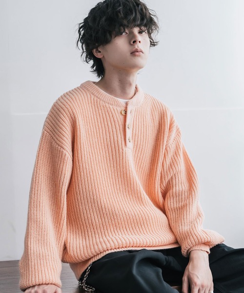 Rocky Monroe(ロッキーモンロー)の「新色追加 オーバーサイズ畦編みヘンリーネック長袖ニットセーター(ニット/セーター・メンズ・ブラック/ベージュ/ネイビー/グレー/レッド/オフホワイト/ブラウン/ピンク/ブルーグリーン/ワイン/チャコール/ホワイト系/ブラック系/グレー系/ブルー/モスグリーン/マスタード・L/XL/M)」の15枚目の写真