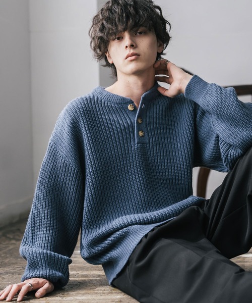 Rocky Monroe(ロッキーモンロー)の「新色追加 オーバーサイズ畦編みヘンリーネック長袖ニットセーター(ニット/セーター・メンズ・ブラック/ベージュ/ネイビー/グレー/レッド/オフホワイト/ブラウン/ピンク/ブルーグリーン/ワイン/チャコール/ホワイト系/ブラック系/グレー系/ブルー/モスグリーン/マスタード・L/XL/M)」の12枚目の写真