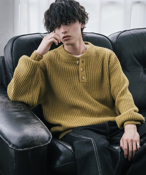 Rocky Monroe(ロッキーモンロー)の「新色追加 オーバーサイズ畦編みヘンリーネック長袖ニットセーター(ニット/セーター・メンズ・ブラック/ベージュ/ネイビー/グレー/レッド/オフホワイト/ブラウン/ピンク/ブルーグリーン/ワイン/チャコール/ホワイト系/ブラック系/グレー系/ブルー/モスグリーン/マスタード・L/XL/M)」の14枚目の写真