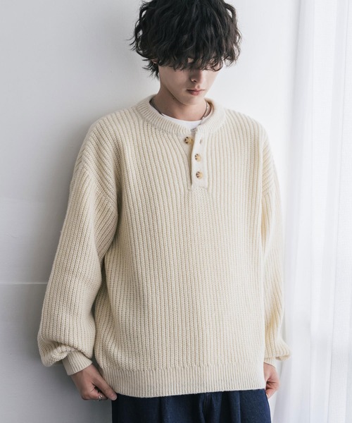 Rocky Monroe(ロッキーモンロー)の「新色追加 オーバーサイズ畦編みヘンリーネック長袖ニットセーター(ニット/セーター・メンズ・ブラック/ベージュ/ネイビー/グレー/レッド/オフホワイト/ブラウン/ピンク/ブルーグリーン/ワイン/チャコール/ホワイト系/ブラック系/グレー系/ブルー/モスグリーン/マスタード・L/XL/M)」の18枚目の写真