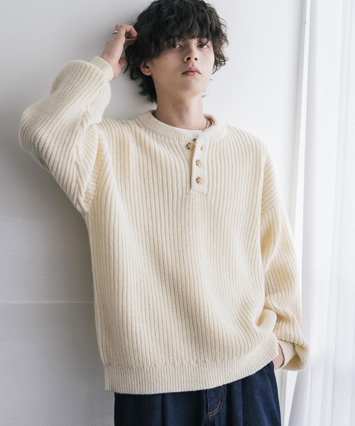 Rocky Monroe(ロッキーモンロー)の「新色追加 オーバーサイズ畦編みヘンリーネック長袖ニットセーター(ニット/セーター・メンズ・ブラック/ベージュ/ネイビー/グレー/レッド/オフホワイト/ブラウン/ピンク/ブルーグリーン/ワイン/チャコール/ホワイト系/ブラック系/グレー系/ブルー/モスグリーン/マスタード・L/XL/M)」の19枚目の写真
