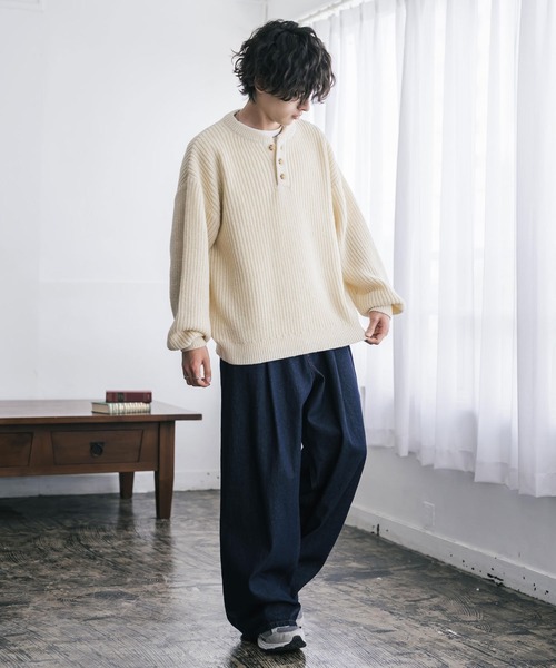 Rocky Monroe(ロッキーモンロー)の「新色追加 オーバーサイズ畦編みヘンリーネック長袖ニットセーター(ニット/セーター・メンズ・ブラック/ベージュ/ネイビー/グレー/レッド/オフホワイト/ブラウン/ピンク/ブルーグリーン/ワイン/チャコール/ホワイト系/ブラック系/グレー系/ブルー/モスグリーン/マスタード・L/XL/M)」の21枚目の写真