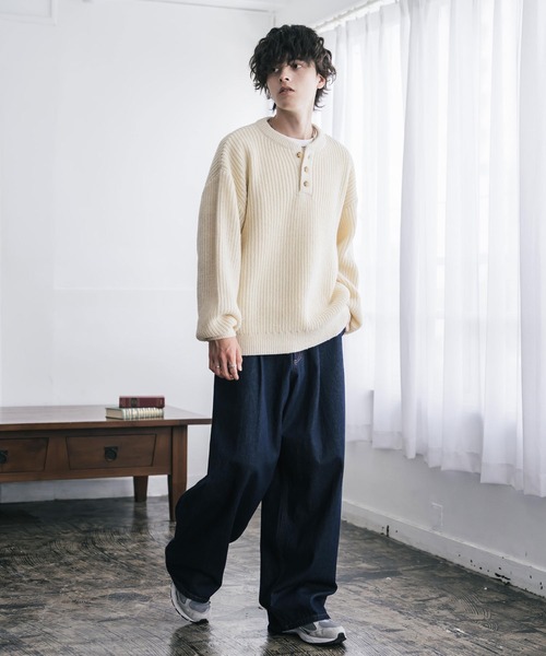 Rocky Monroe(ロッキーモンロー)の「新色追加 オーバーサイズ畦編みヘンリーネック長袖ニットセーター(ニット/セーター・メンズ・ブラック/ベージュ/ネイビー/グレー/レッド/オフホワイト/ブラウン/ピンク/ブルーグリーン/ワイン/チャコール/ホワイト系/ブラック系/グレー系/ブルー/モスグリーン/マスタード・L/XL/M)」の22枚目の写真