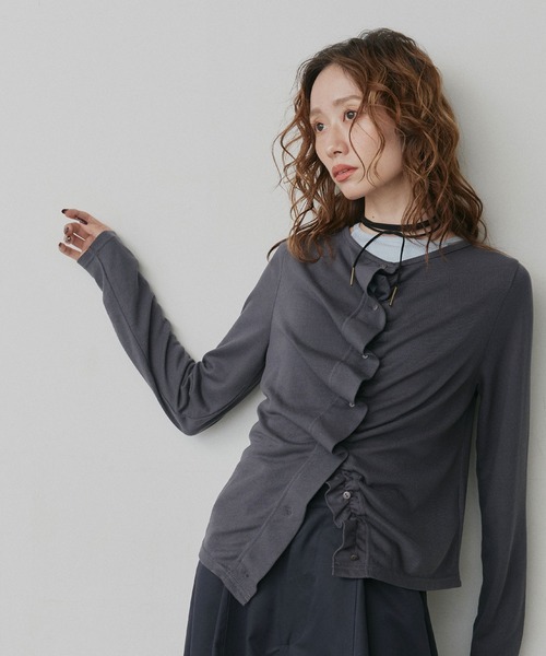 ad thie(アドティエ)の「フロントギャザー フリル トップス(カーディガン/ボレロ・レディース・チャコール/ブラウン/ブラック・FREE)」の2枚目の写真