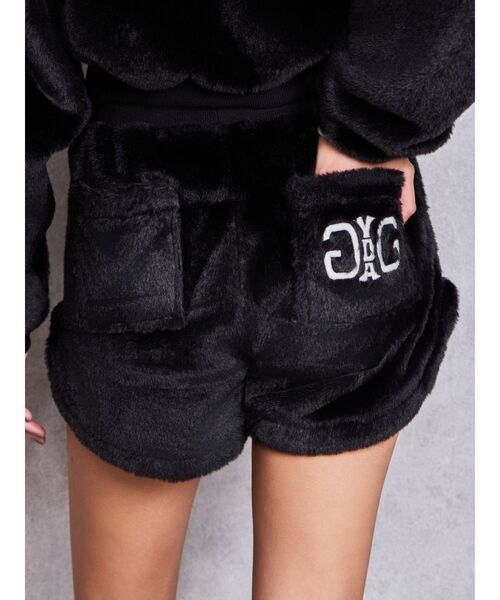 GYDA(ジェイダ)の「Symmetry GYDA FAKE FURショートパンツ【セットアップ着用可能】(その他パンツ・レディース・その他1/オフホワイト/ベージュ/ブラック・FREE)」の2枚目の写真