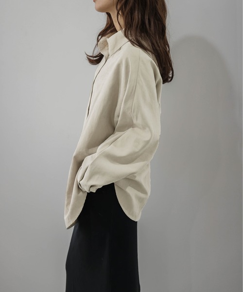 La-gemme（ラジェム）の「ドルマンシルエットシャツ/スエード調/ゆったり/ラウンドヘム/こなれ感（シャツ/ブラウス・レディース・カーキ/キャメル/ベージュ/ブラウン・フリー）」の10枚目の写真