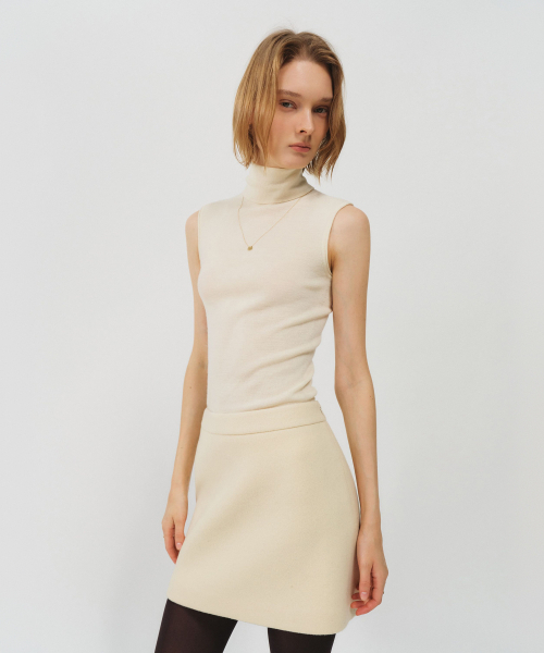LOOKAST（ルックキャスト）の「ウールホールガーメントハイネックベストニットトップ / WOOL WHOLEGARMENT HIGH NECK VEST KNIT TOP_5colors（ベスト・レディース・ネイビー/パープル/ライトグレー/アイボリー/チャコール・SMALL/MEDIUM）」の9枚目の写真
